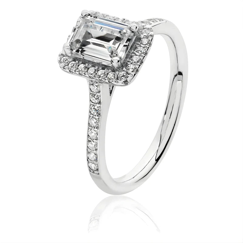 Bague halo lumineuse argentée taille émeraude