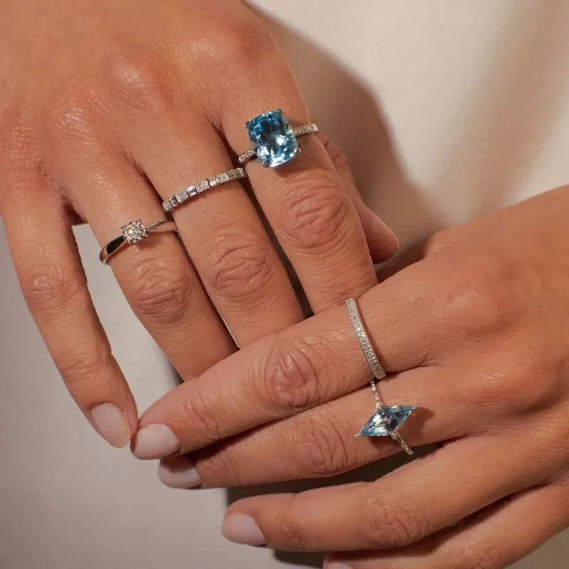 Bague dorée avec topaze bleue et zircons