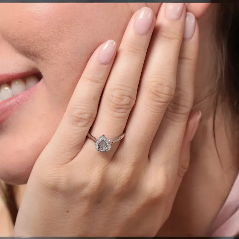 Bague halo en forme de poire argentée