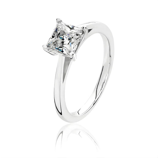 Bague solitaire lumineuse argentée taille princesse