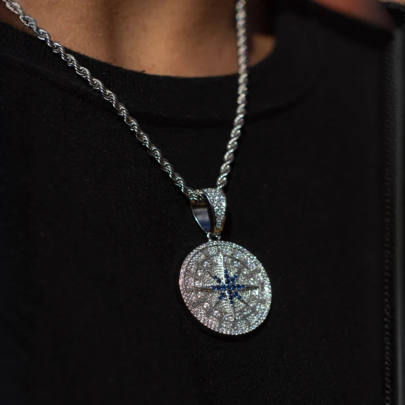 Pendentif boussole glacée élégante pour homme