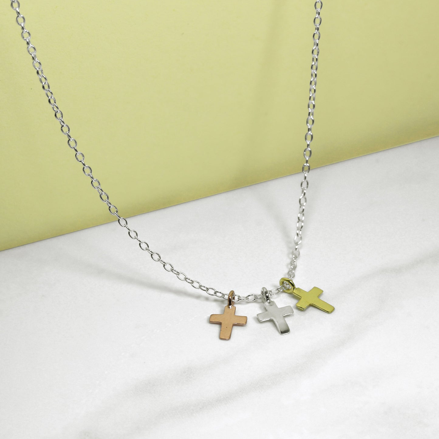 Collier avec pendentif triple croix