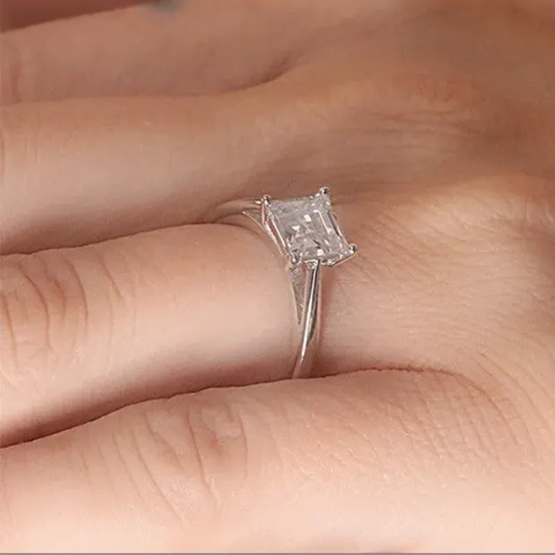 Bague solitaire lumineuse argentée taille princesse